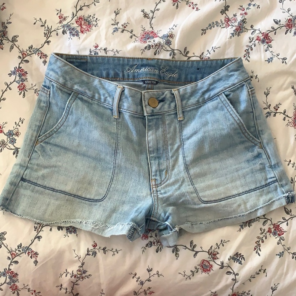 American Eagle high waisted shorts w/ stitch detai